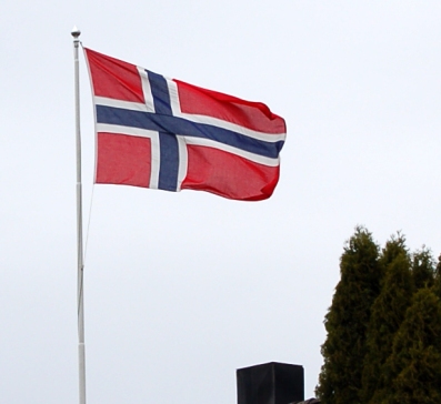 Det norske flagget på ei flaggstang av Hans-Petter Fjeld